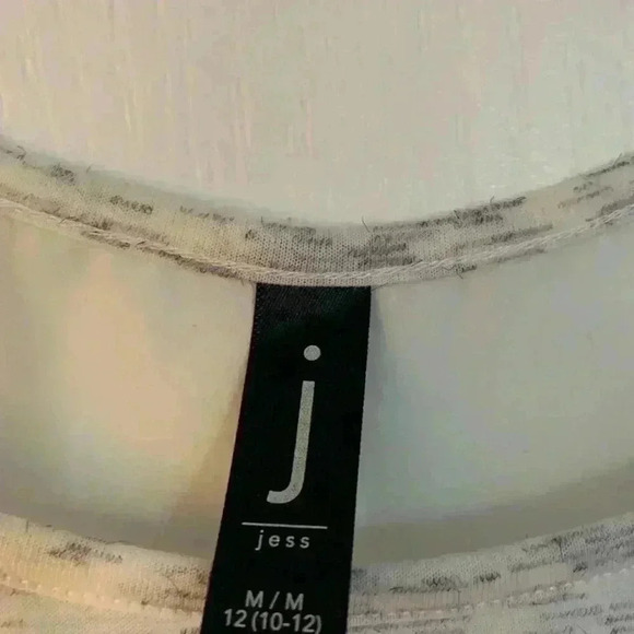 🔥2/20$🔥Jess T-shirt hardly worn. Spring/summer season start - Picture 3 of 6